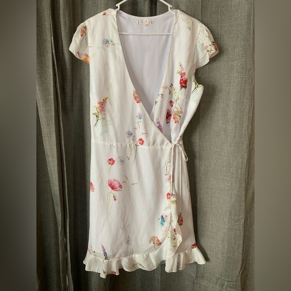 Willow & Clay Dresses & Skirts - Willow And Clay White Floral Wrap Dress XL Short Sleeve V Neck